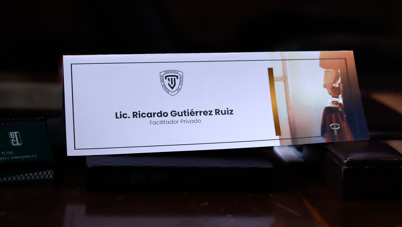 Placa de escritorio del Lic. Ricardo Gutiérrez Ruiz, Facilitador Privado